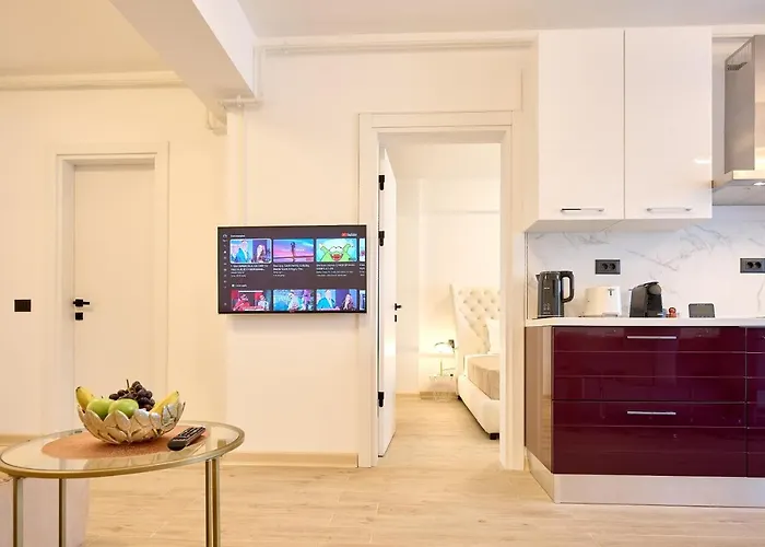 Teona In Infinity Pool & Năvodari