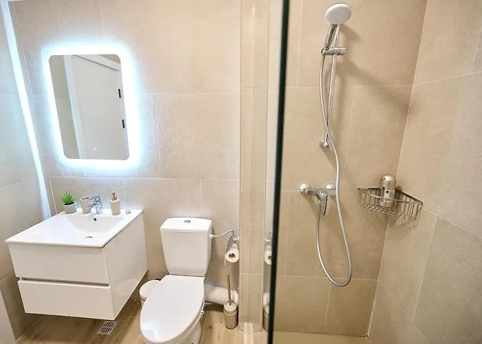 Teona In Infinity Pool & Năvodari