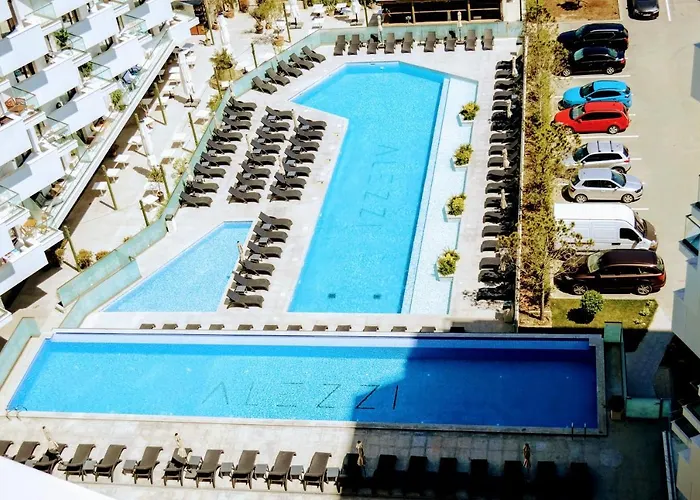 Teona In Infinity Pool & Năvodari