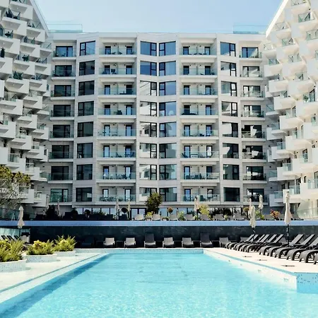 Teona - Infinity Pool &