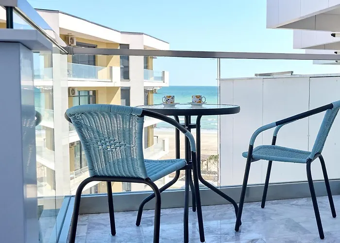 Teona In Infinity Pool & 那沃达利