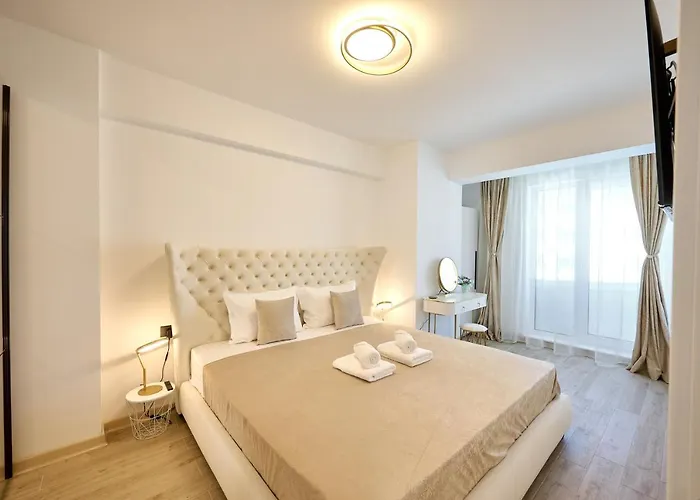 Teona In Infinity Pool & 那沃达利