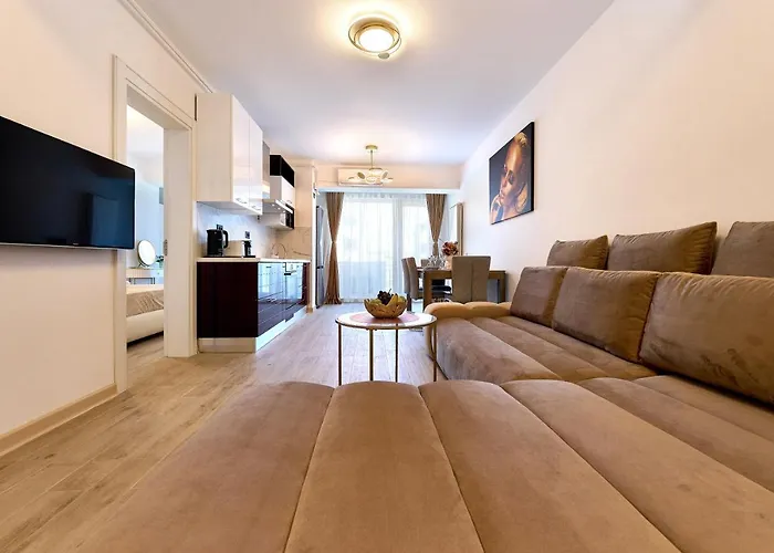 Teona In Infinity Pool & * 那沃达利