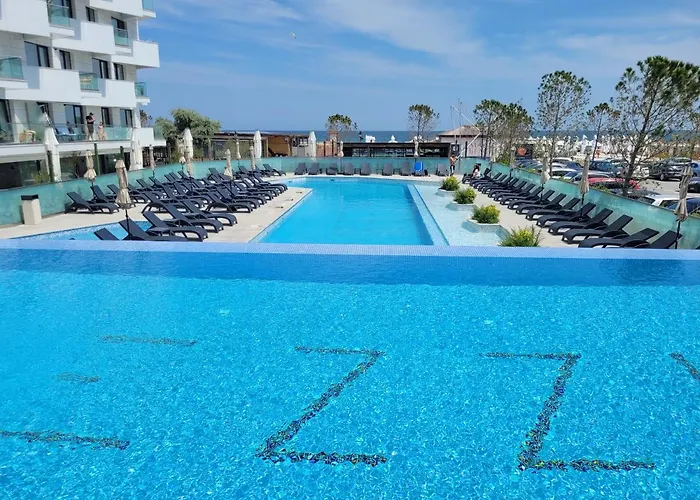 Teona In Infinity Pool & * 那沃达利