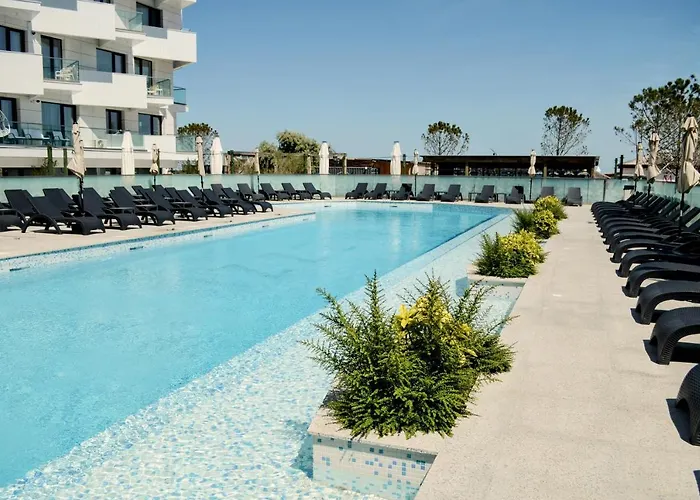 Teona In Infinity Pool & * 那沃达利