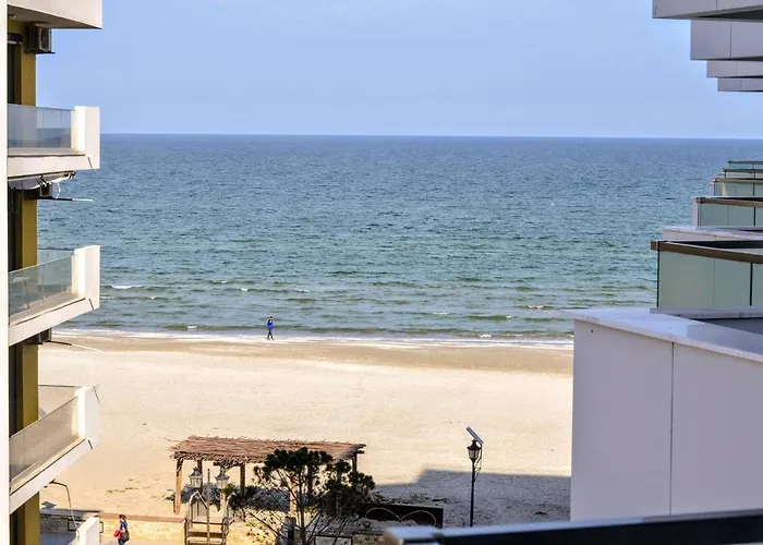 Teona In Infinity Pool & 那沃达利